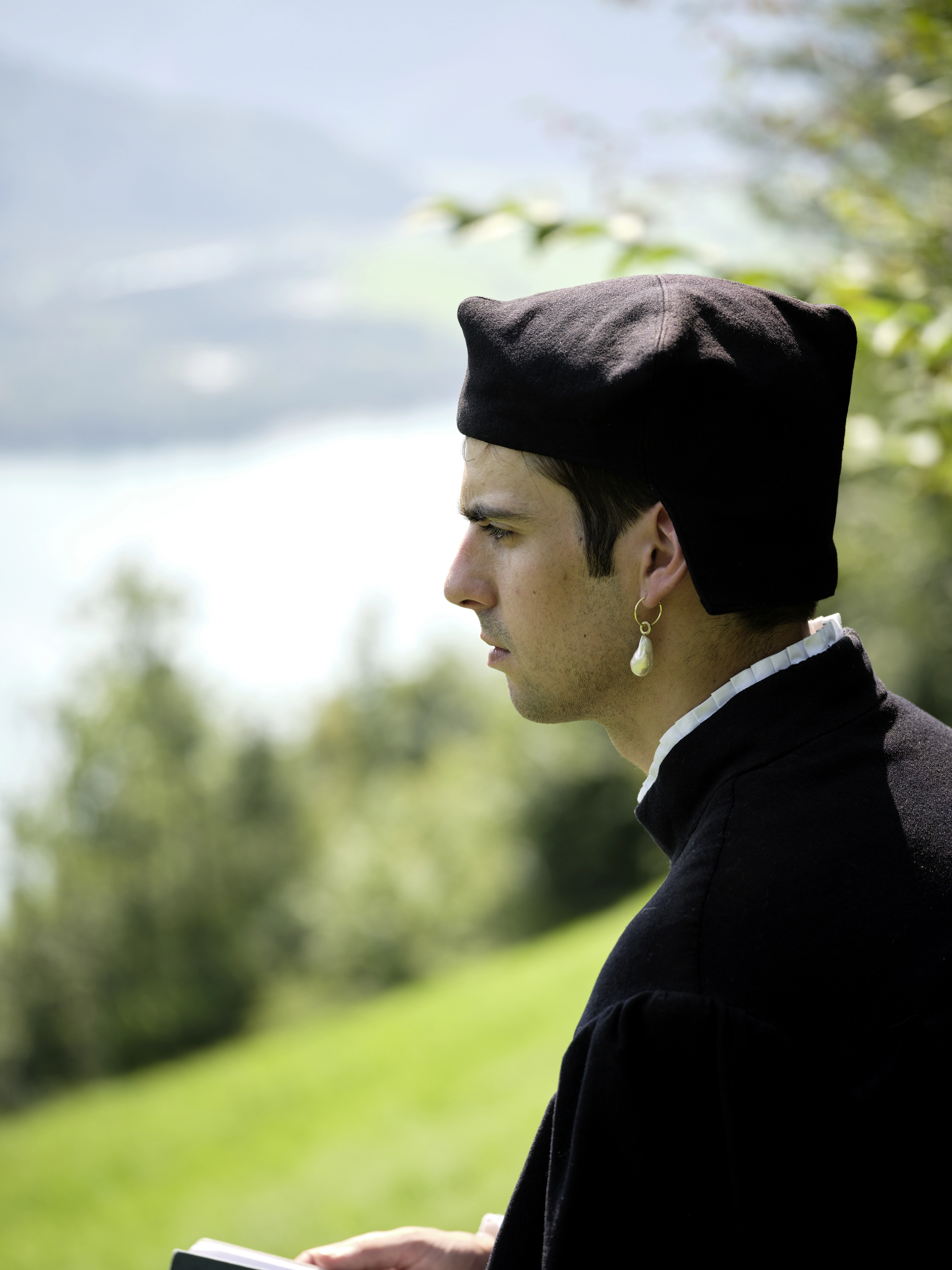 Maria Loboda – An exhausted Dr. John Dee enjoys the view towards the lake, 2021 – Foto: David Aebi