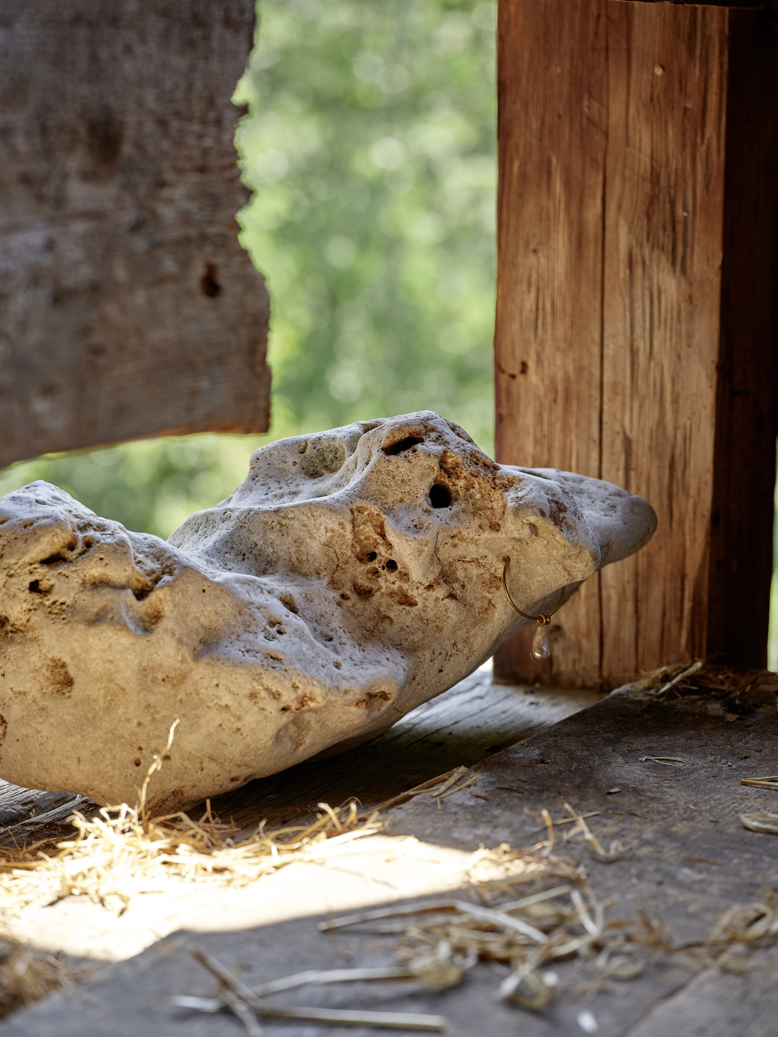 Maria Loboda – An exhausted Dr. John Dee enjoys the view towards the lake, 2021 – Foto: David Aebi